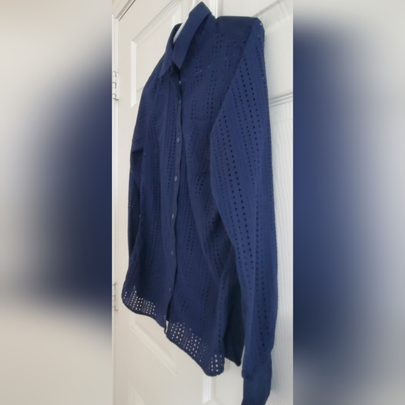 Banana Republic Classic Fit Button Up Navy Blue Eyelet Woman's Shirt. Size XS - Picture 3 of 9